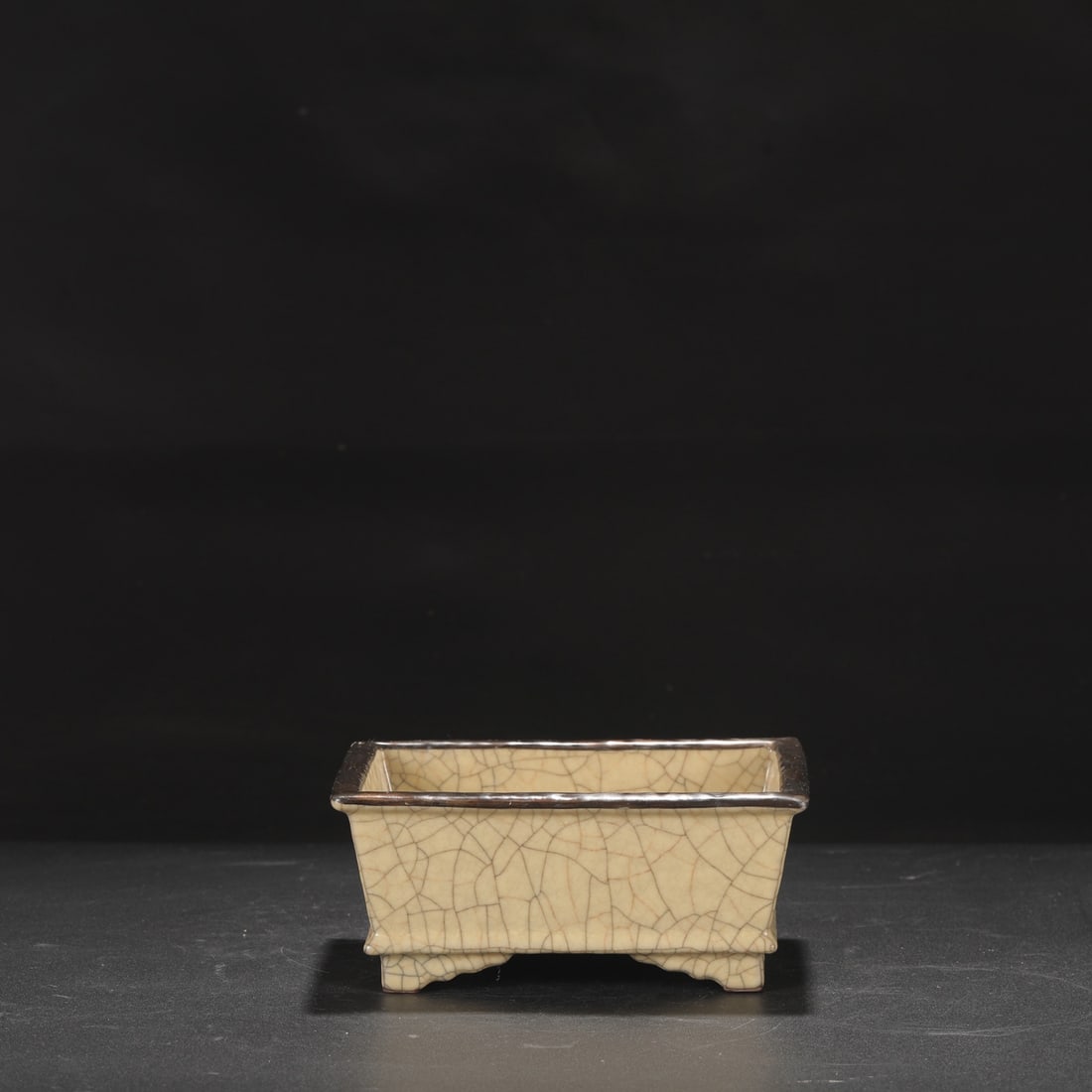 A large square washer from the Northern Song Dynasty, Ge ware, with a beige glaze and silver rim,: Height: 8 cm, Length: 17 cm, Width: 13.5 cm