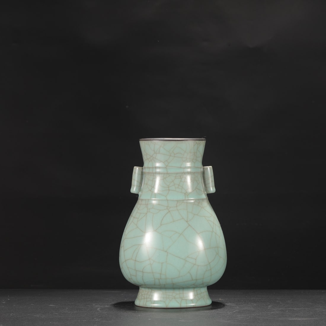A Southern Song Dynasty official kiln celadon vase with a silver rim and large handles, inscribed: Height: 25 cm, Mouth diameter: 10 cm, Belly diameter: 15.5 cm