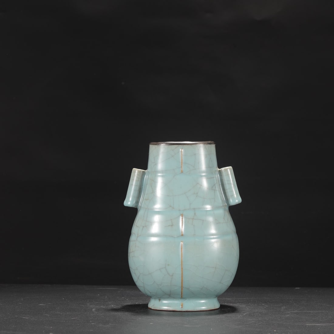A Southern Song Dynasty official kiln celadon vase with a silver rim and large handles, inscribed: Height: 22.5 cm, Mouth diameter: 8.5 cm, Belly diameter: 14 cm
