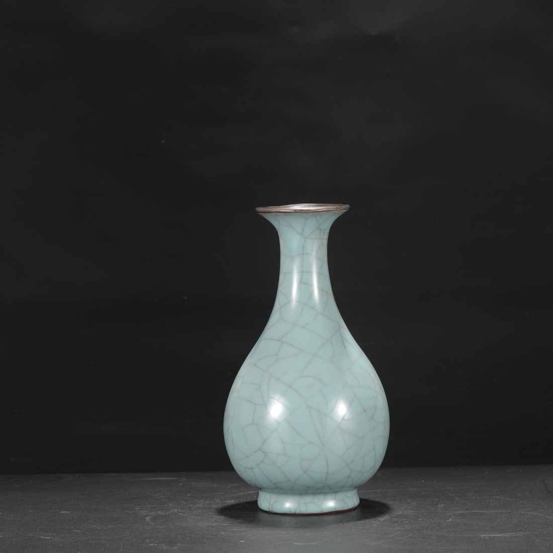 A large Southern Song Dynasty official kiln celadon vase with a silver mouth, bearing an inscription: Height: 26.5 cm, Mouth diameter: 8 cm, Belly diameter: 14.5 cm