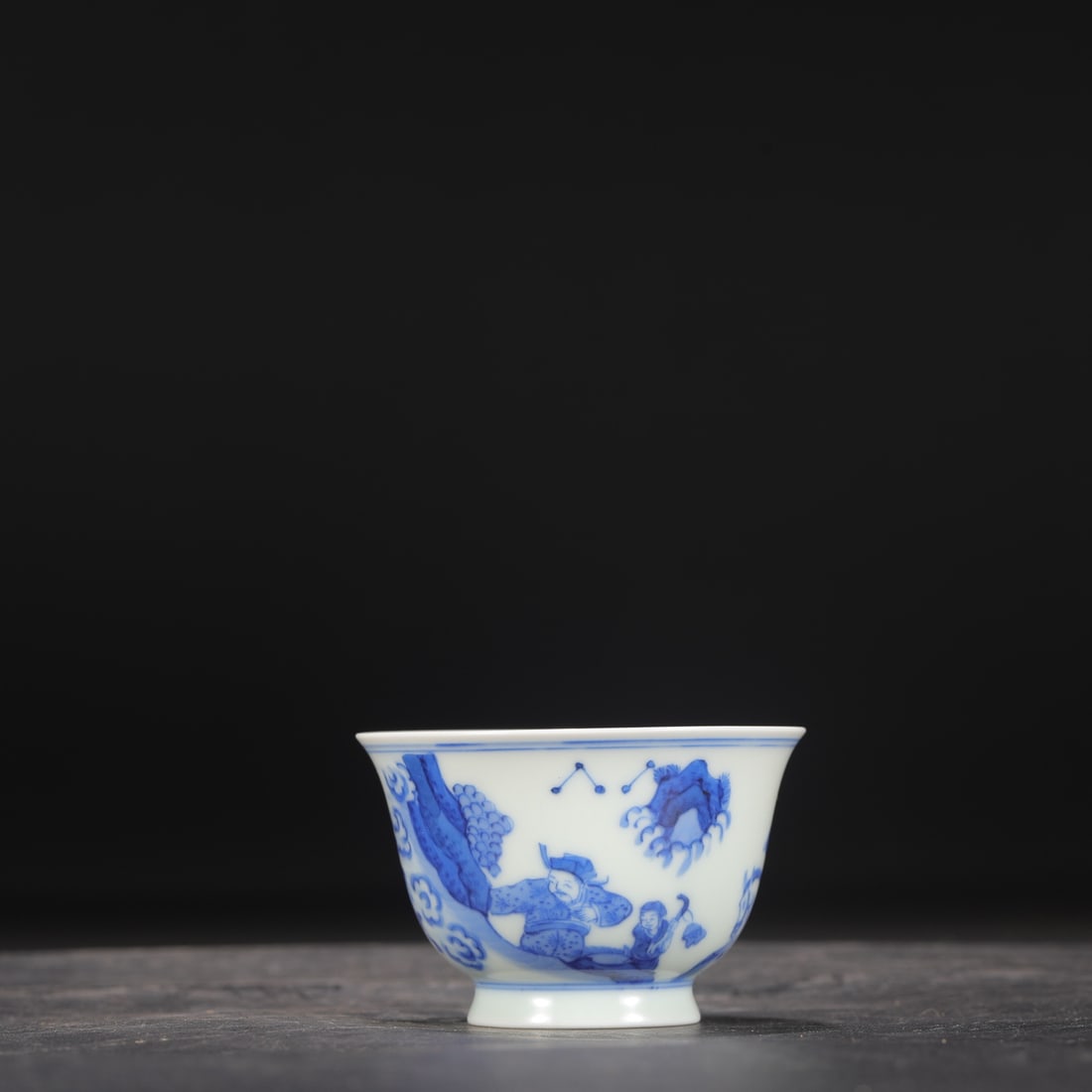 The Ming Dynasty Chongzhen blue and white porcelain tea bowl with figures. (1 of 7)