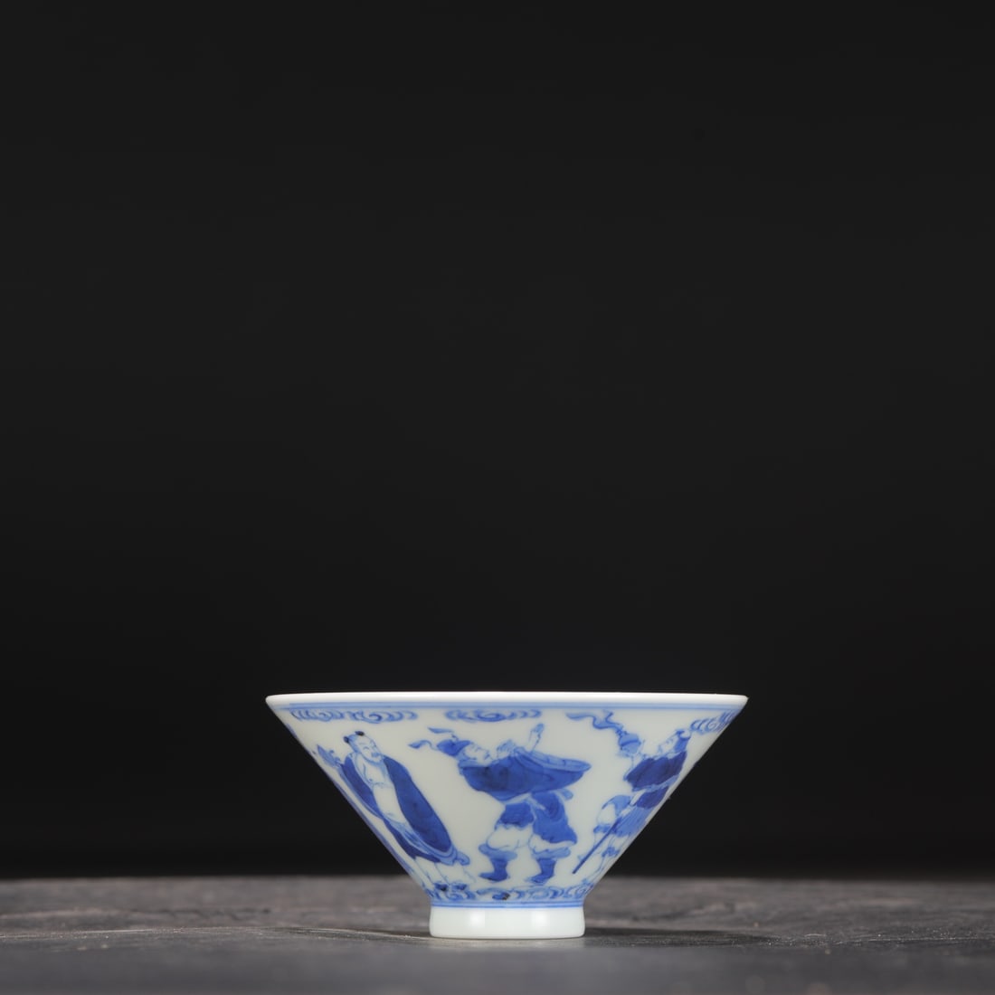 A Qing Dynasty Yongzheng period blue and white porcelain bowl with eight immortals in a conical hat: Height: 5 cm, Diameter: 9.5 cm