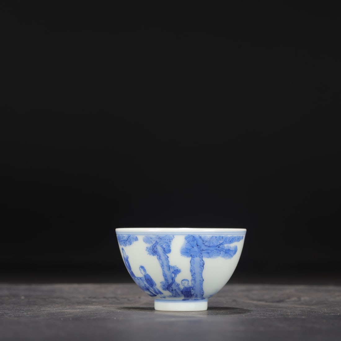 A Qing Dynasty Yongzheng period blue and white porcelain tea bowl with figures.: Height: 4.5 cm, Mouth diameter: 7.3 cm