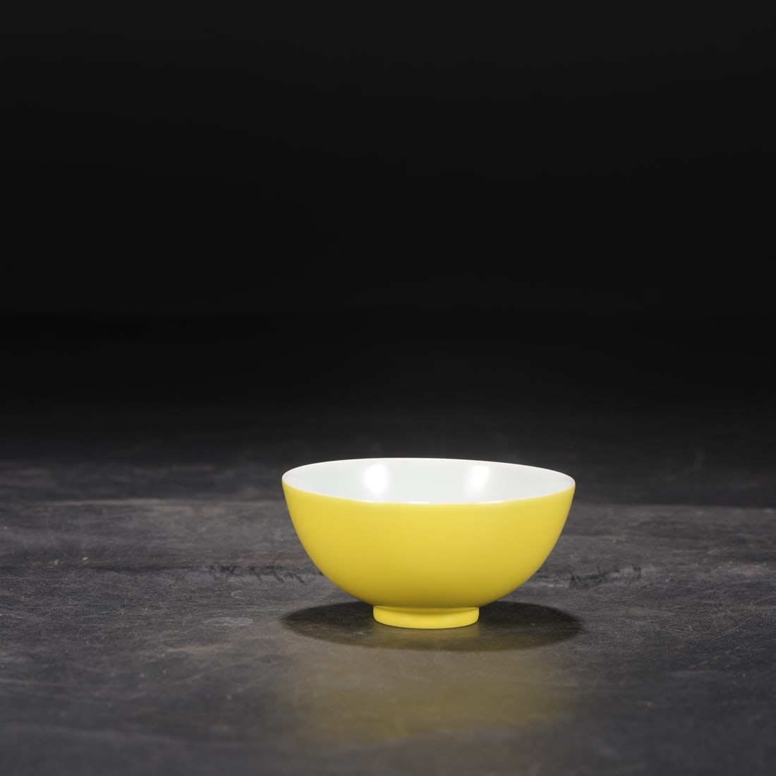 A Qing Dynasty Yongzheng period pale yellow glazed tea bowl.: Height: 4 cm, Diameter: 8.5 cm