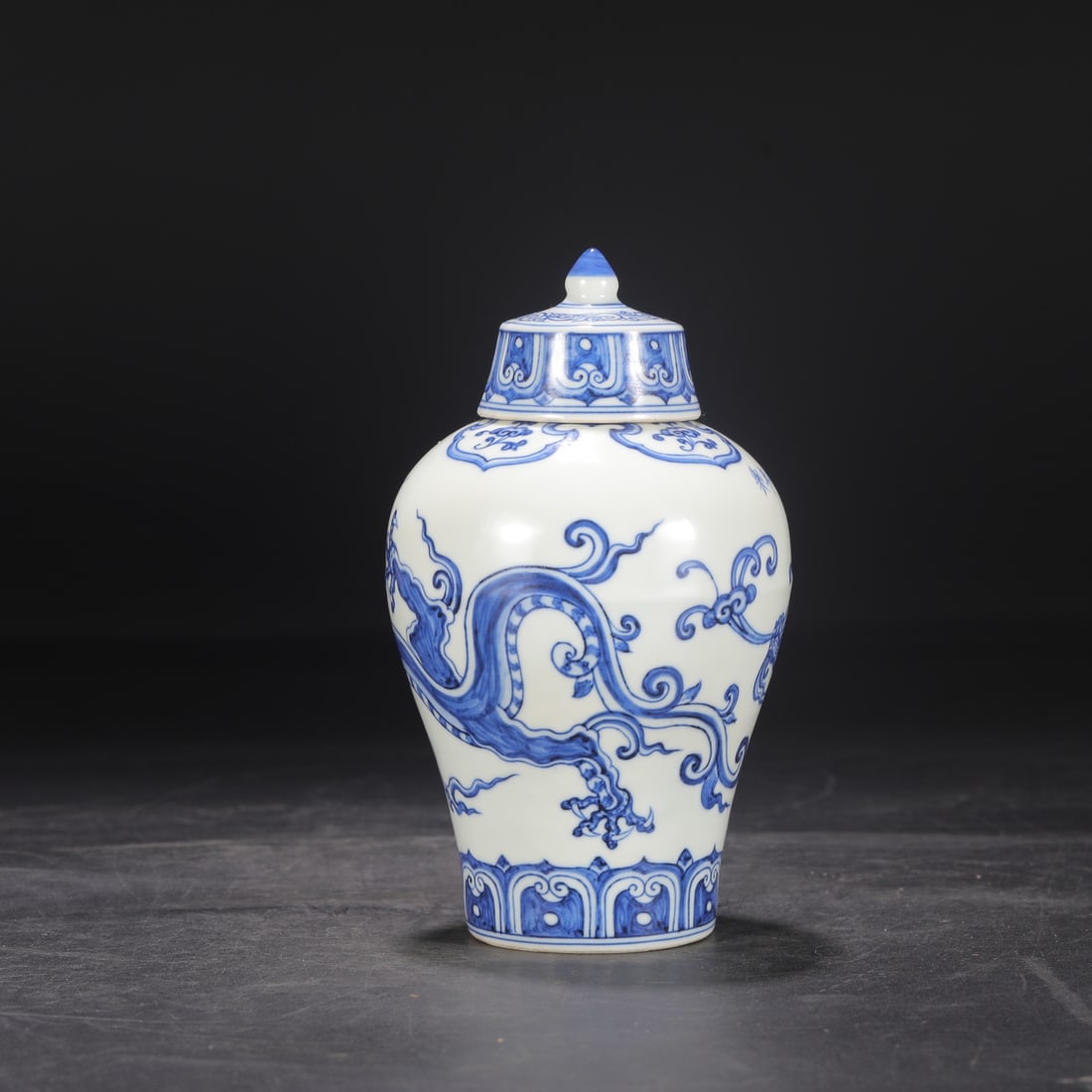 A Ming Dynasty Xuande period blue and white porcelain plum vase with cloud and dragon design and: Height: 19.5 cm, Mouth diameter: 4 cm, Belly diameter: 10.5 cm
