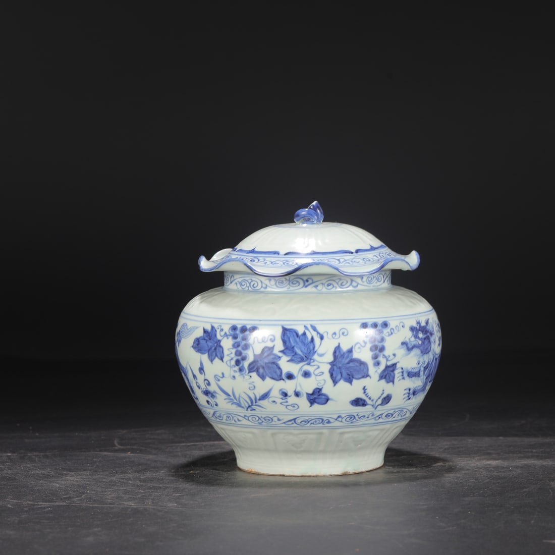 A Yuan Dynasty blue and white porcelain jar with a lid and lion, grape, and lotus leaf design,: Height: 20 cm, Mouth diameter: 12 cm, Belly diameter: 18 cm