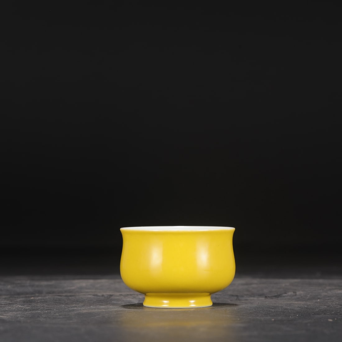 A Qing Dynasty Kangxi period porcelain cup with a delicate yellow glaze and blue-and-white dragon: Height: 5 cm, Mouth Diameter: 7.5 cm