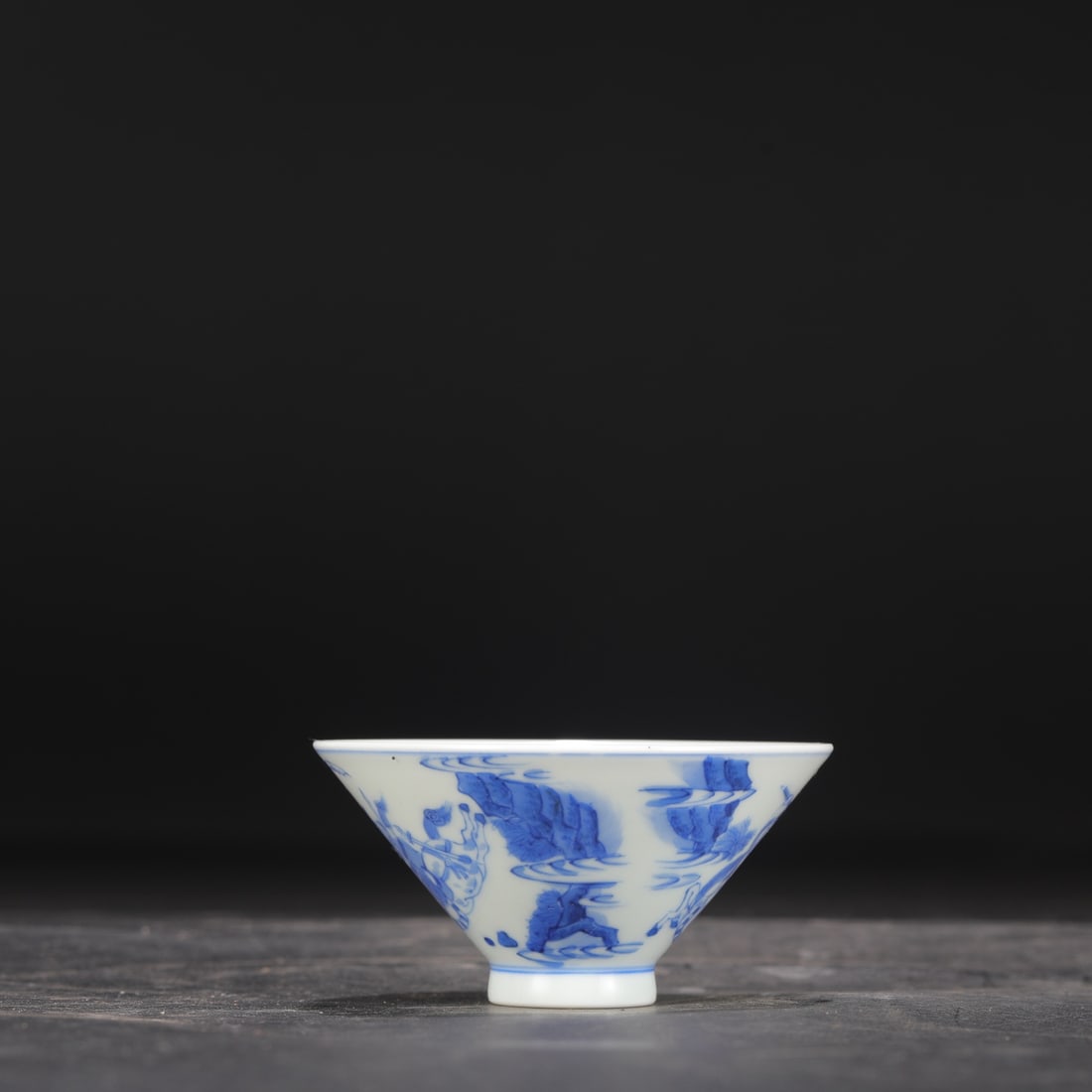 A Qing Dynasty Kangxi period blue and white porcelain tea bowl depicting three heroes battling Lü: Height: 5 cm, Diameter: 9.5 cm