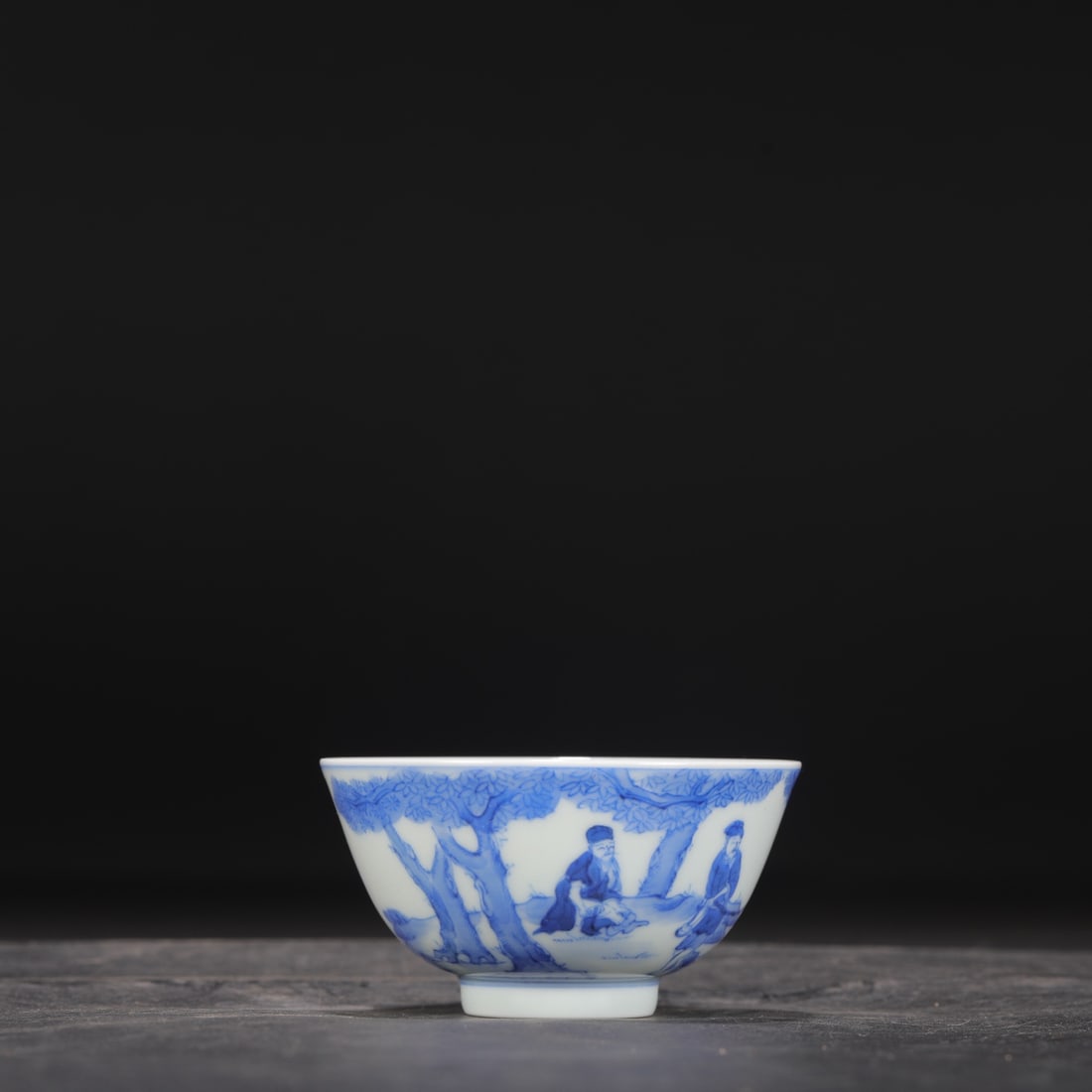 Dimensions of a Qing Dynasty Yongzheng period blue and white porcelain tea bowl with figures.: Height: 5 cm, Diameter: 9 cm
