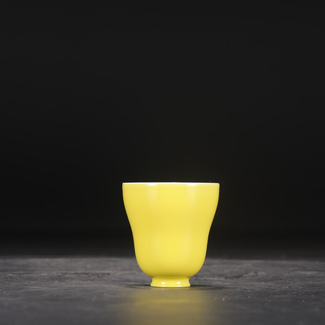 A Qing Dynasty Yongzheng period pale yellow glazed tea bowl.: Height: 6.5 cm, Diameter: 6 cm