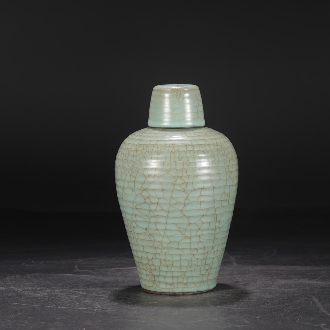 A large Southern Song Dynasty official kiln celadon-glazed imperial plum vase with string patterns: Dimensions: Height 26.5 cm, Mouth Diameter 4.5 cm, Belly Diameter 14.5 cm.