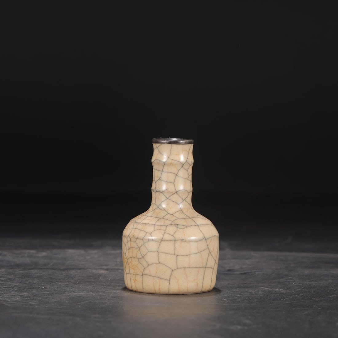A Northern Song Dynasty Ge ware rice-yellow glazed silver-rimmed paper-shaped vase with string: Dimensions: Height 11.5 cm, Mouth diameter 3 cm, Belly diameter 7 cm.