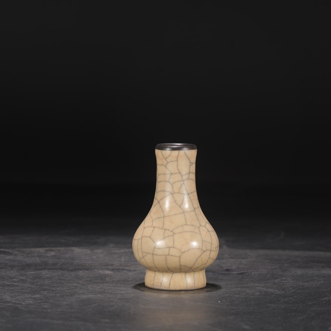 A Northern Song Dynasty Ge ware vase with a beige glaze and silver rim, decorated with string: Dimensions: Height 11.5 cm, Mouth diameter 3 cm, Belly diameter 6.5 cm.