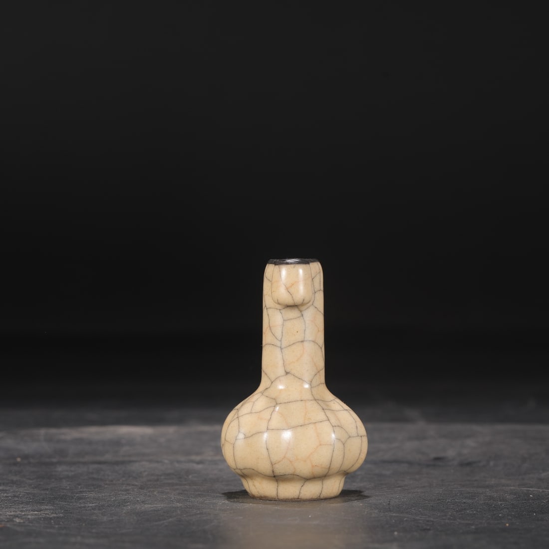 A small Northern Song Dynasty Ge ware vase with a beige glaze and silver mouth, bearing the: Dimensions: Height 9 cm, Mouth diameter 2 cm, Belly diameter 5.5 cm.