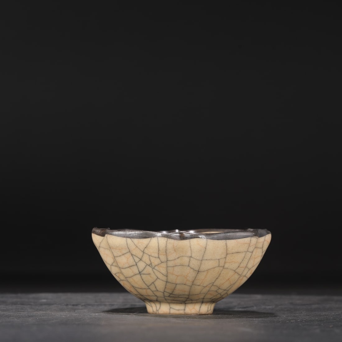 A Northern Song Dynasty Ge ware tea bowl with a beige glaze and silver rim, bearing the inscription: Dimensions: Height 5.5 cm, Diameter 11.5 cm.