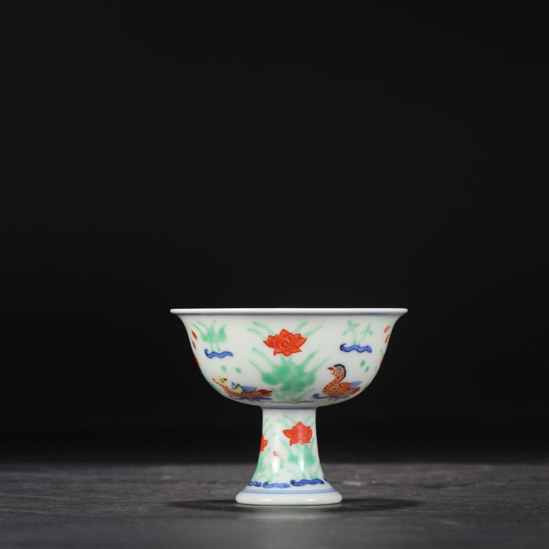 A Ming Dynasty Xuande period blue and white porcelain stem cup with polychrome mandarin duck and: Dimensions: Height 8.3 cm, Mouth diameter 10 cm.