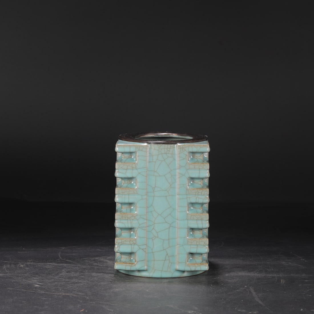 A large celadon vase with a silver mouth, formerly in the collection of the Southern Song Dynasty: Dimensions: Height 22 cm, Mouth diameter 9.5 cm, Belly diameter 14.5 cm.