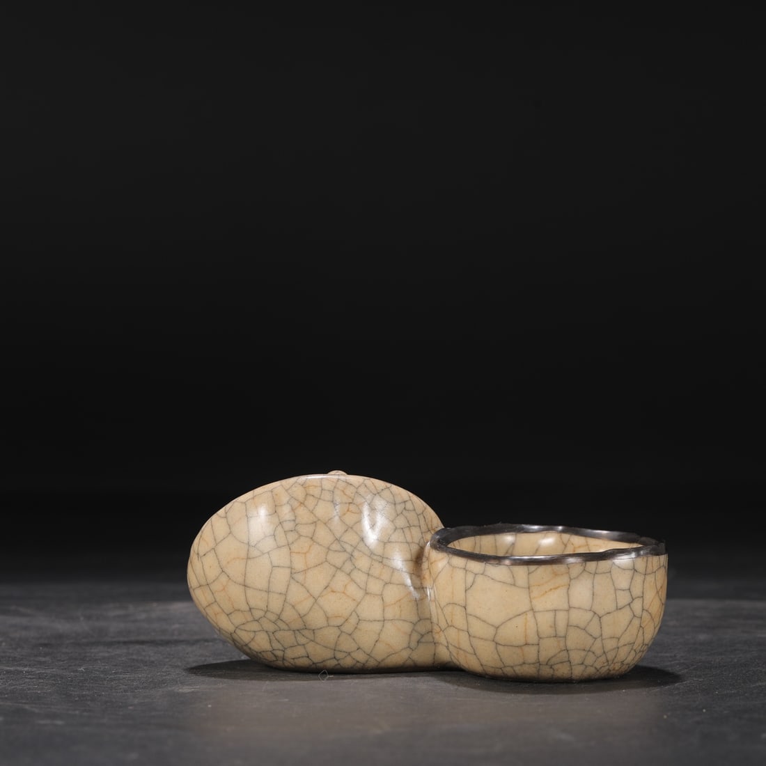 A Northern Song Dynasty Ge ware rice-yellow glazed silver-rimmed lotus seed washer from a: Dimensions: Height 5 cm, Mouth diameter 8 cm, Length 16 cm.