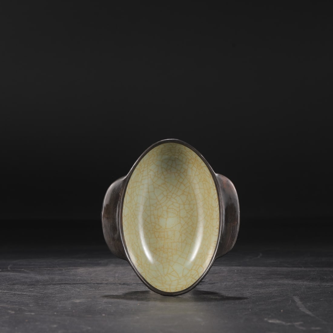 A Southern Song Dynasty official kiln celadon cup-washer with silver rim and handles, inscribed with: Dimensions: Height 4.5 cm, Length 15 cm, Width 13.5 cm.