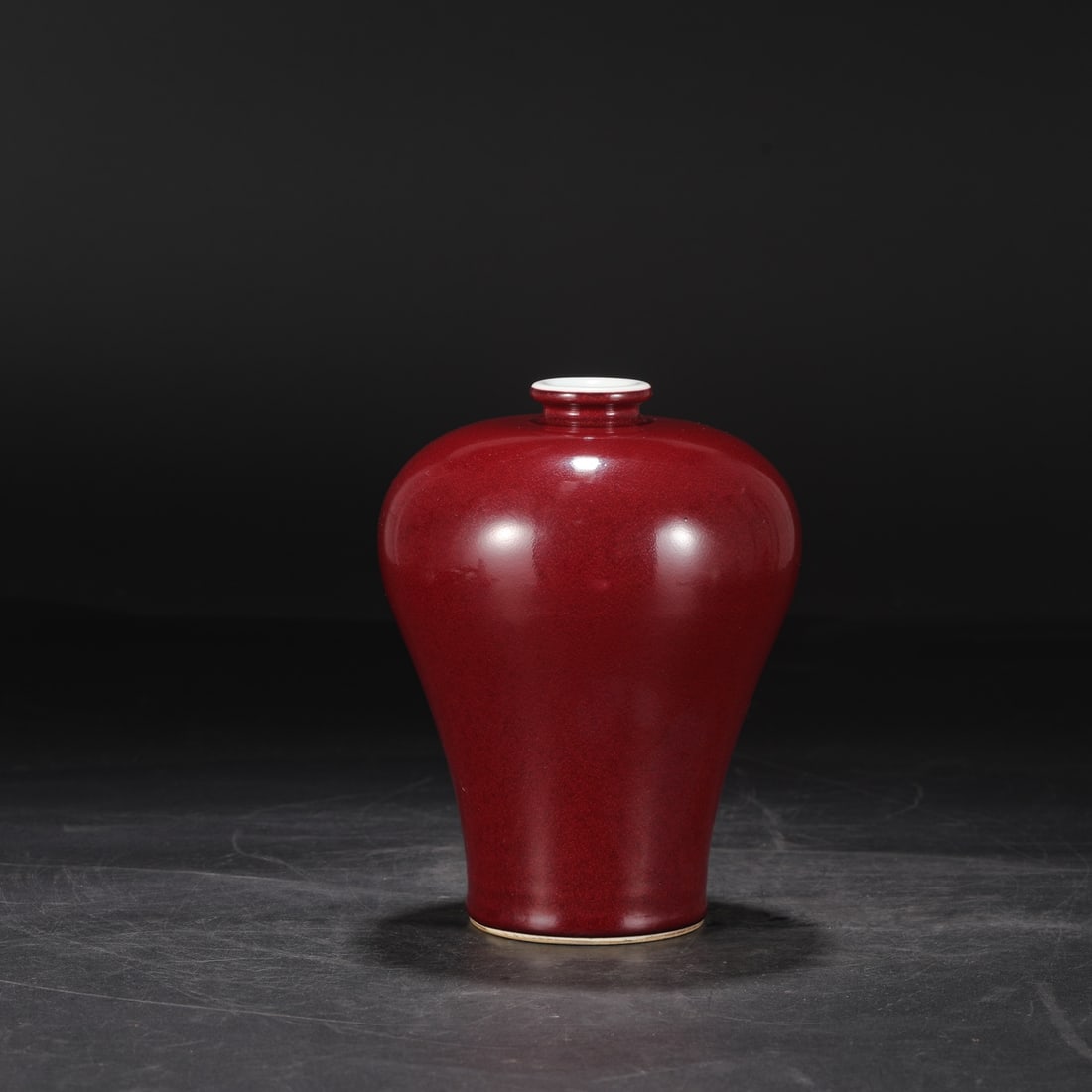 A large Ming dynasty Xuande period ruby-red glazed plum vase from a collection.: Dimensions: Height 20 cm, Mouth diameter 4 cm, Belly diameter 15 cm.