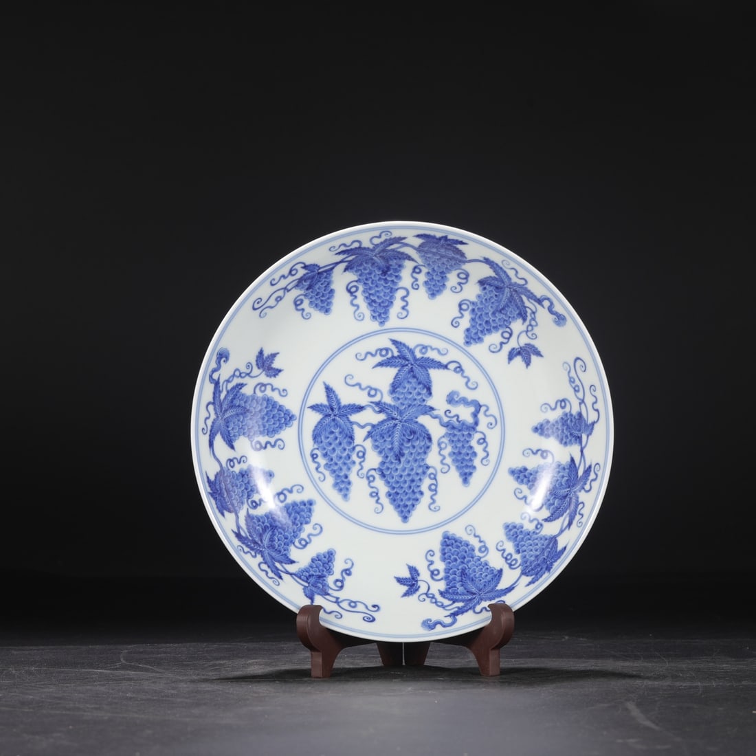 Formerly in the collection, Ming Dynasty Chenghua blue and white porcelain large plate with grape: Dimensions: Height 5 cm, Diameter 25 cm