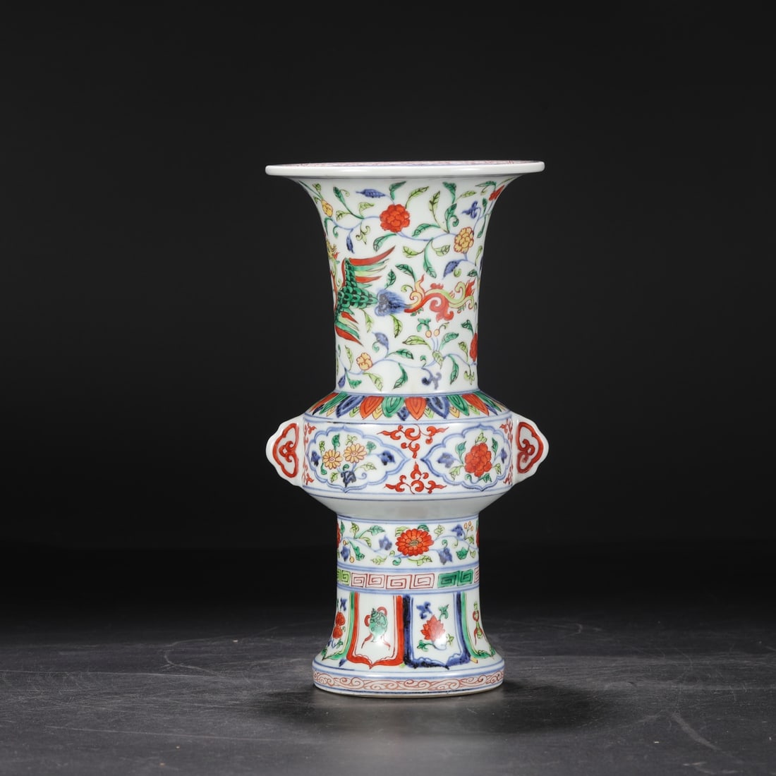 Formerly in the collection, a large Ming dynasty Xuande blue and white porcelain vase with: Dimensions: Height 33 cm, Mouth diameter 17 cm, Belly diameter 15 cm.