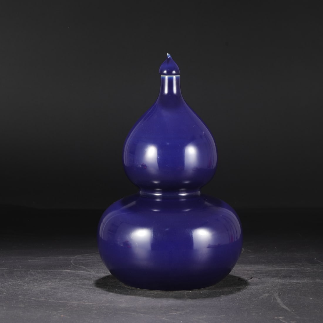 A large gourd-shaped vase with a celadon glaze from the Yongzheng period of the Qing dynasty,: Dimensions: Height 38 cm, Mouth diameter 2.8 cm, Belly diameter 22 cm.