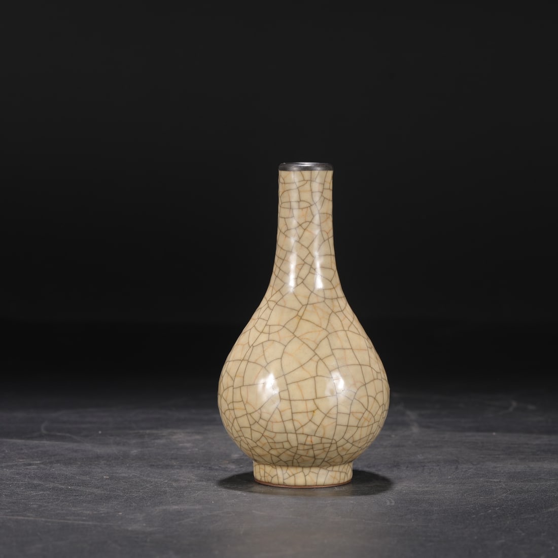 A Northern Song Dynasty Ge ware vase with a beige glaze and silver mouth, formerly from a: Dimensions: Height 17 cm, Mouth diameter 2.5 cm, Belly diameter 9 cm.