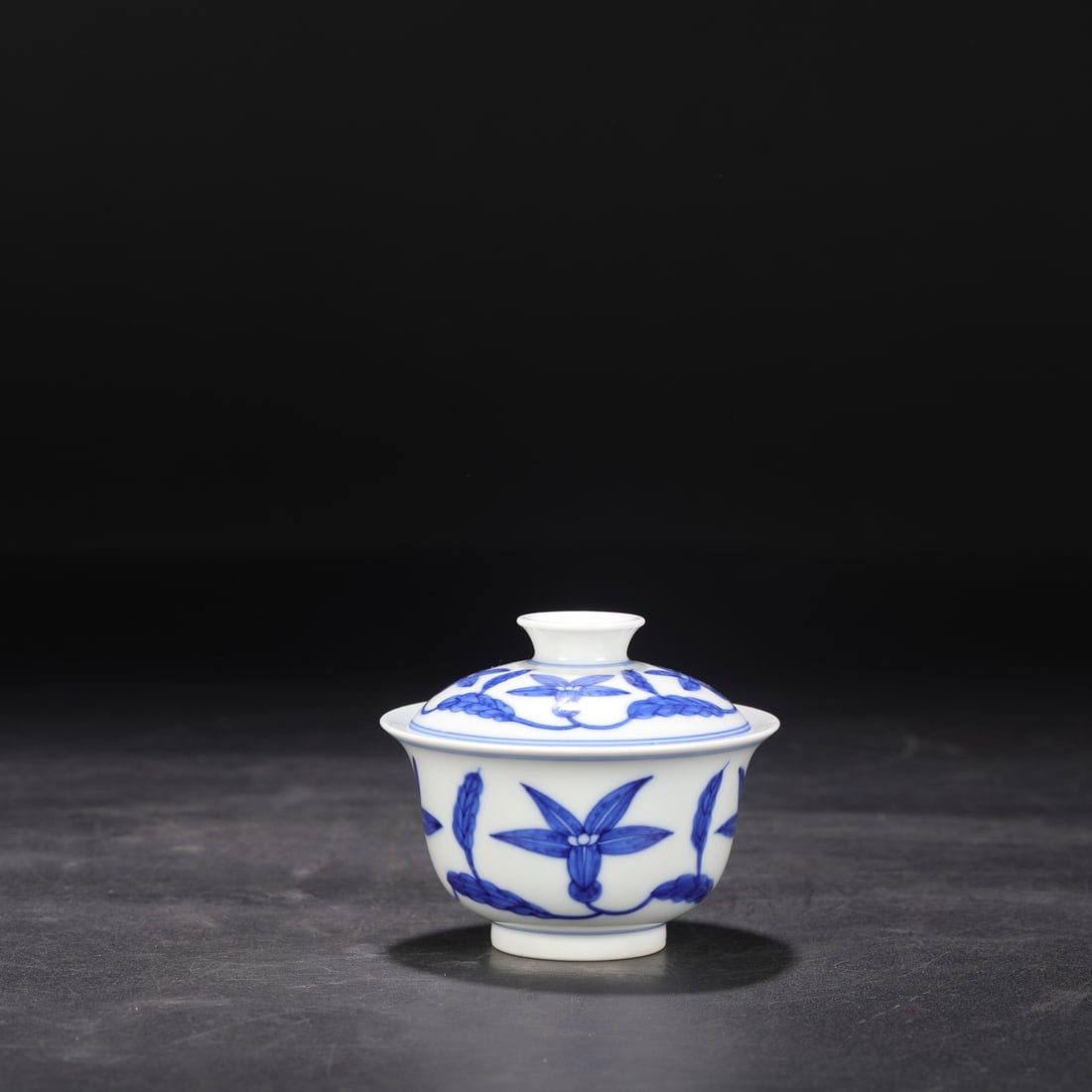 A Ming Dynasty Chenghua period blue and white porcelain covered tea bowl with a scrolling floral: Dimensions: Height 7.8 cm, Diameter 9 cm.