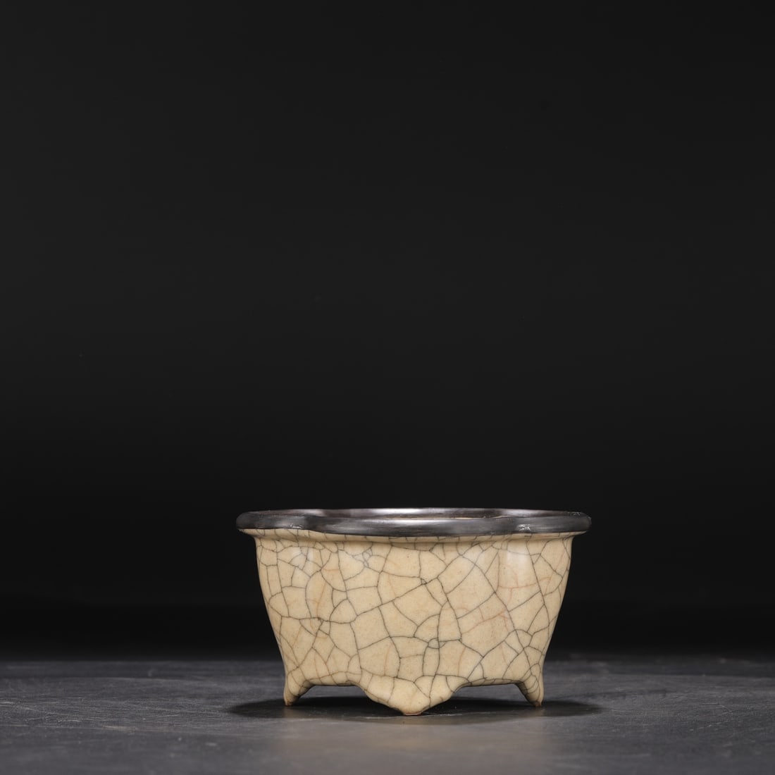 A Northern Song Dynasty Ge ware washer with a begonia-shaped rim and a begonia-shaped inscription,: Dimensions: Height 9 cm, Mouth Diameter 15 cm.