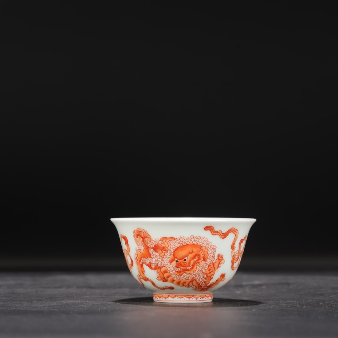A Qing Dynasty Qianlong period iron-red lion and embroidered ball tea bowl,: 5 cm high and 9 cm in diameter.