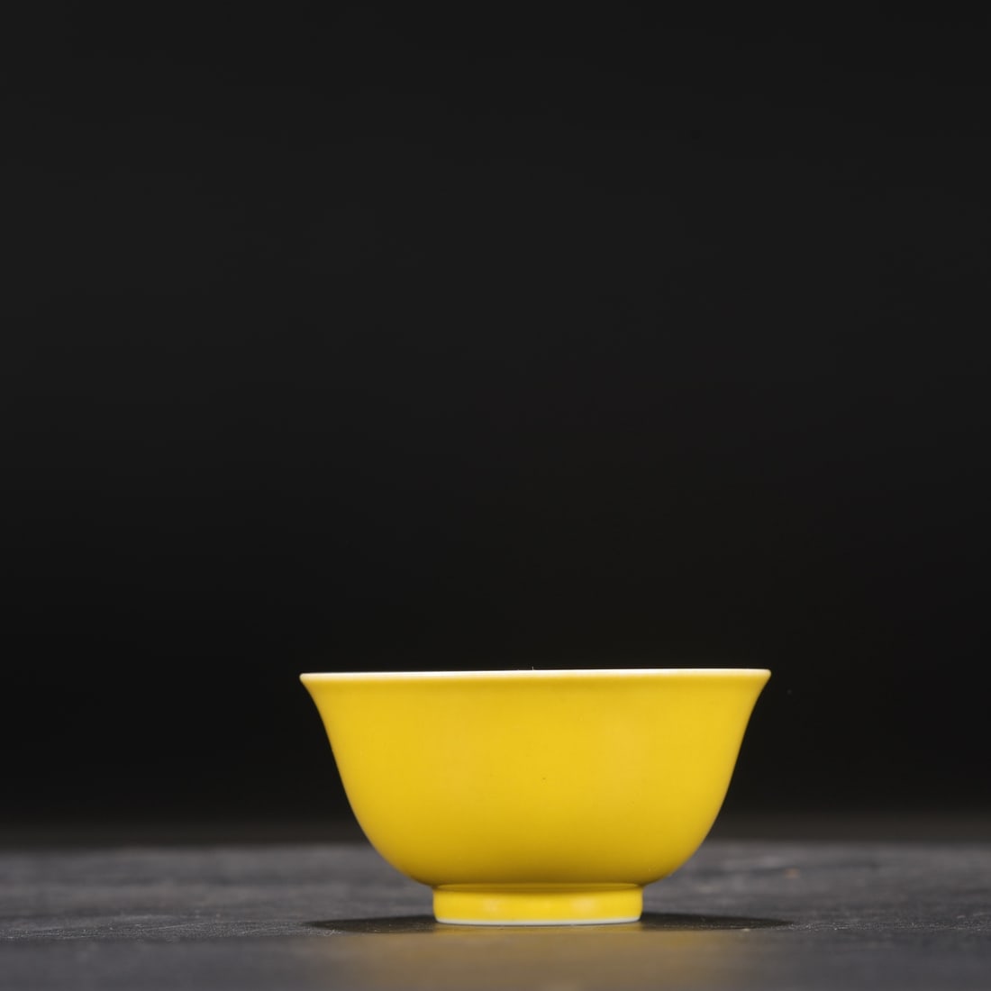 A Qing Dynasty Yongzheng period pale yellow glazed tea bowl,: 4.5 cm high and 8.3 cm in diameter.