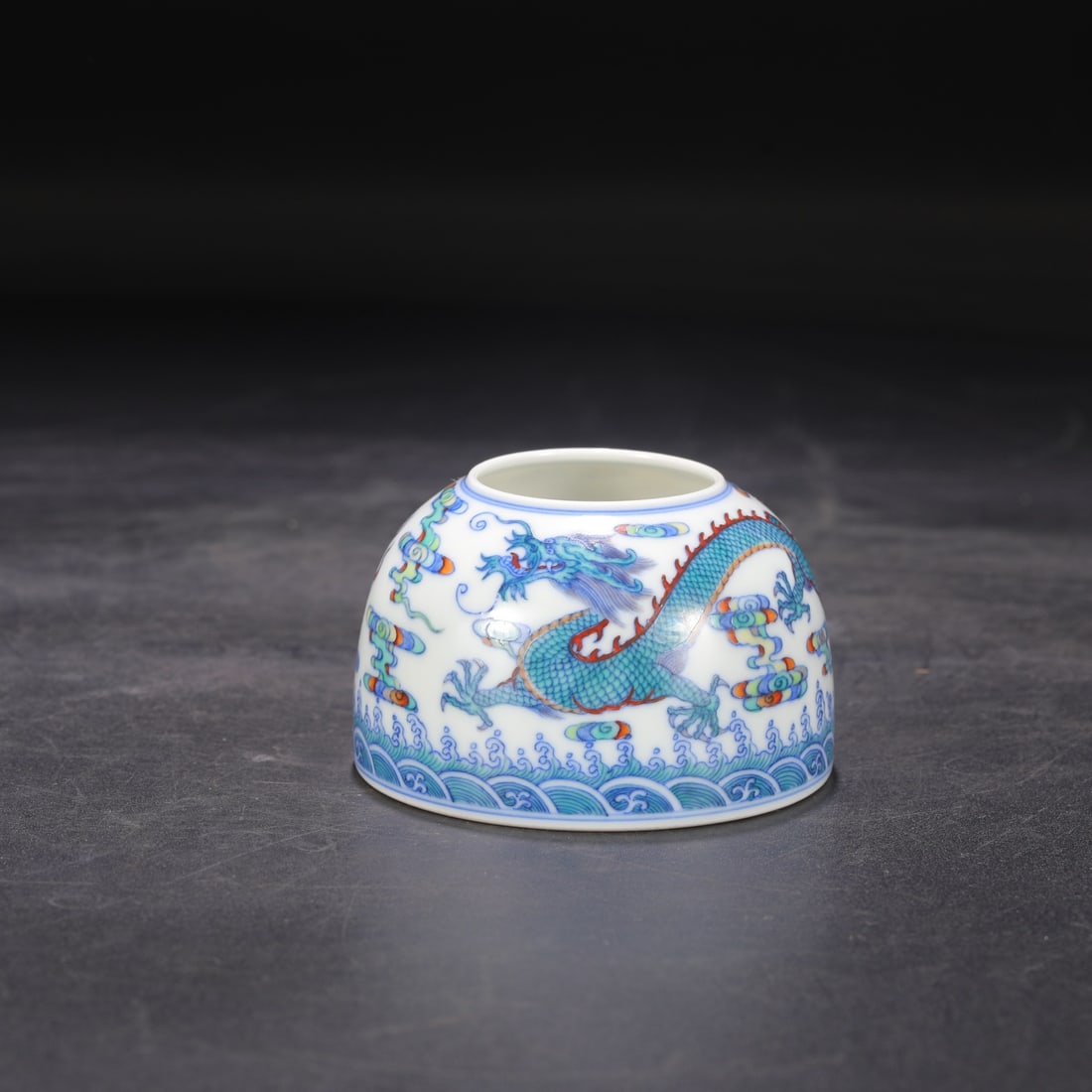 A Qing Dynasty Yongzheng period doucai (enamel overglaze enamel) basin with dragon and cloud design: measuring 6.5 cm in height, 4.5 cm in mouth diameter, and 9.5 cm in belly diameter.