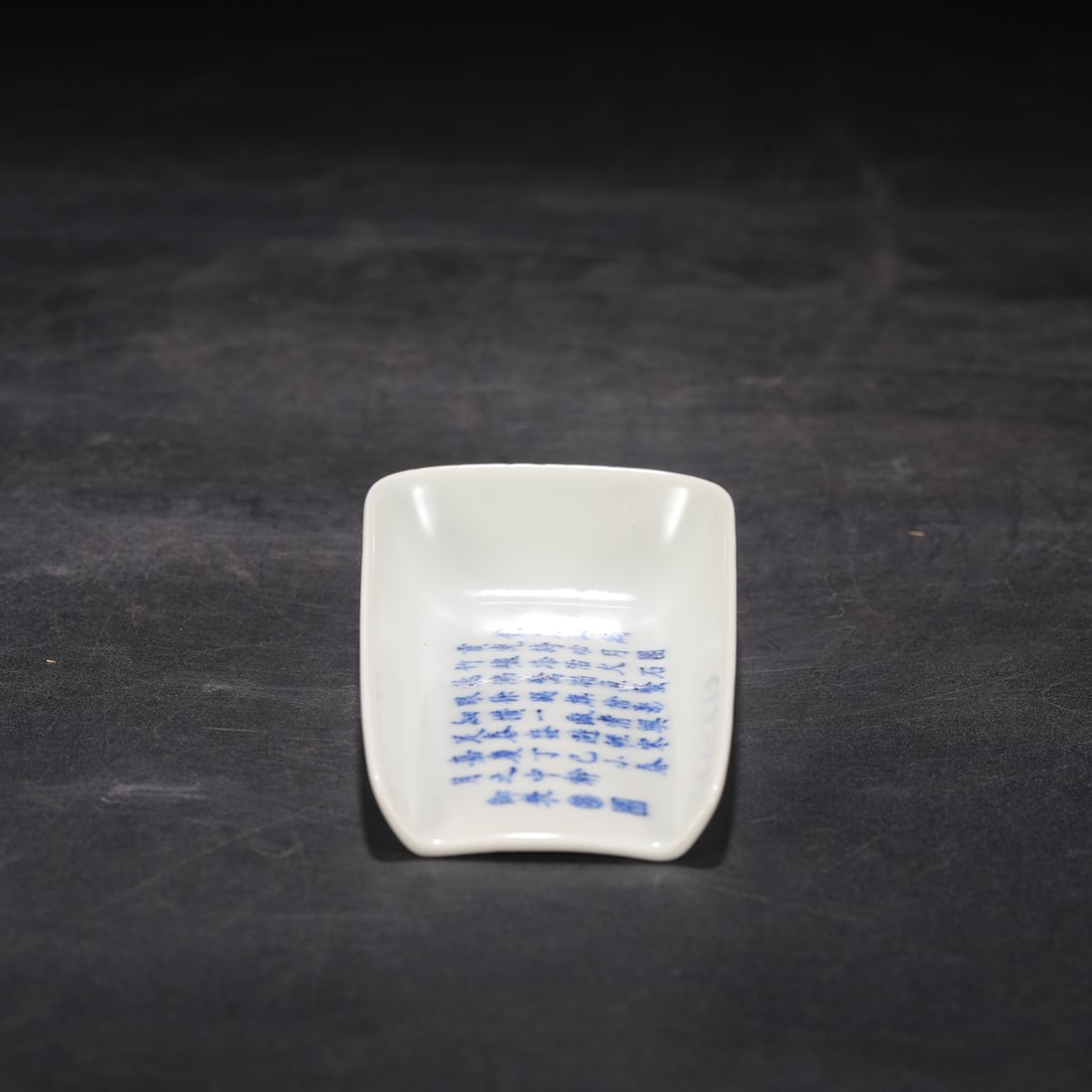 A Qing Dynasty Kangxi period blue and white porcelain inkstone washer with inscribed poem design,: Dimensions: Height 2.3 cm, Length 10.5 cm, Width 6 cm.