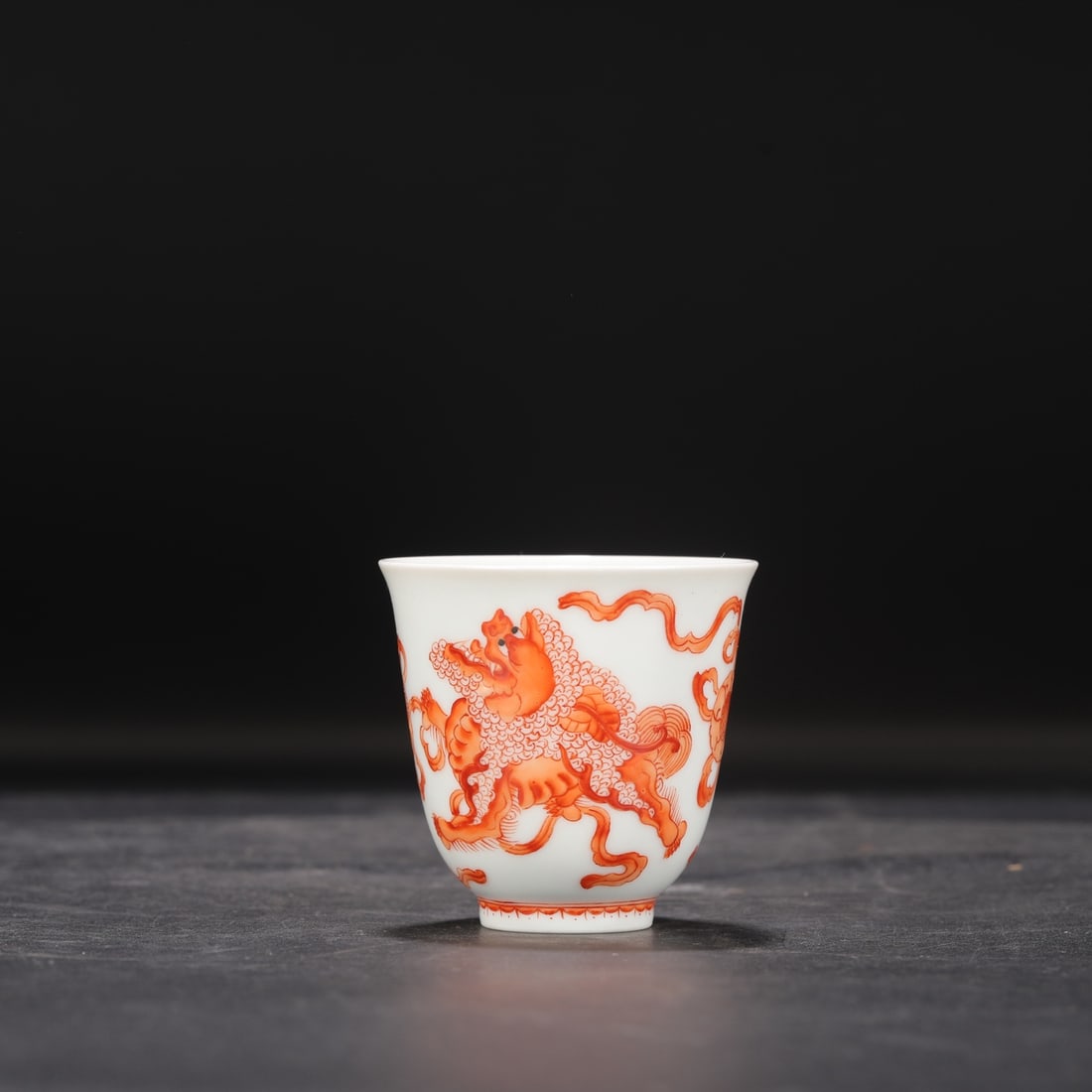A Qing Dynasty Qianlong period iron-red lion and embroidered ball bell cup from the collection.: Dimensions: Height 7 cm, Mouth diameter 7 cm