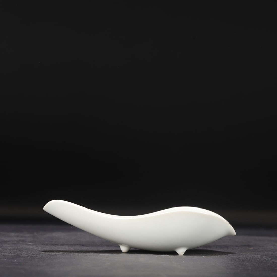 A Qing Dynasty Kangxi period blue and white porcelain washer with inscribed poem and leaf design,: Dimensions: Height 4.5 cm, Length 15 cm, Width 7 cm.