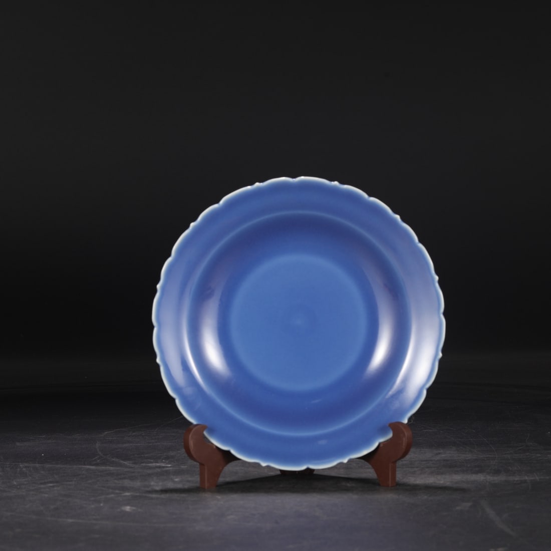 Formerly in the collection, Qing Dynasty Kangxi period sky-blue glazed sunflower-shaped large dish: Height 4 cm, Diameter 23 cm.