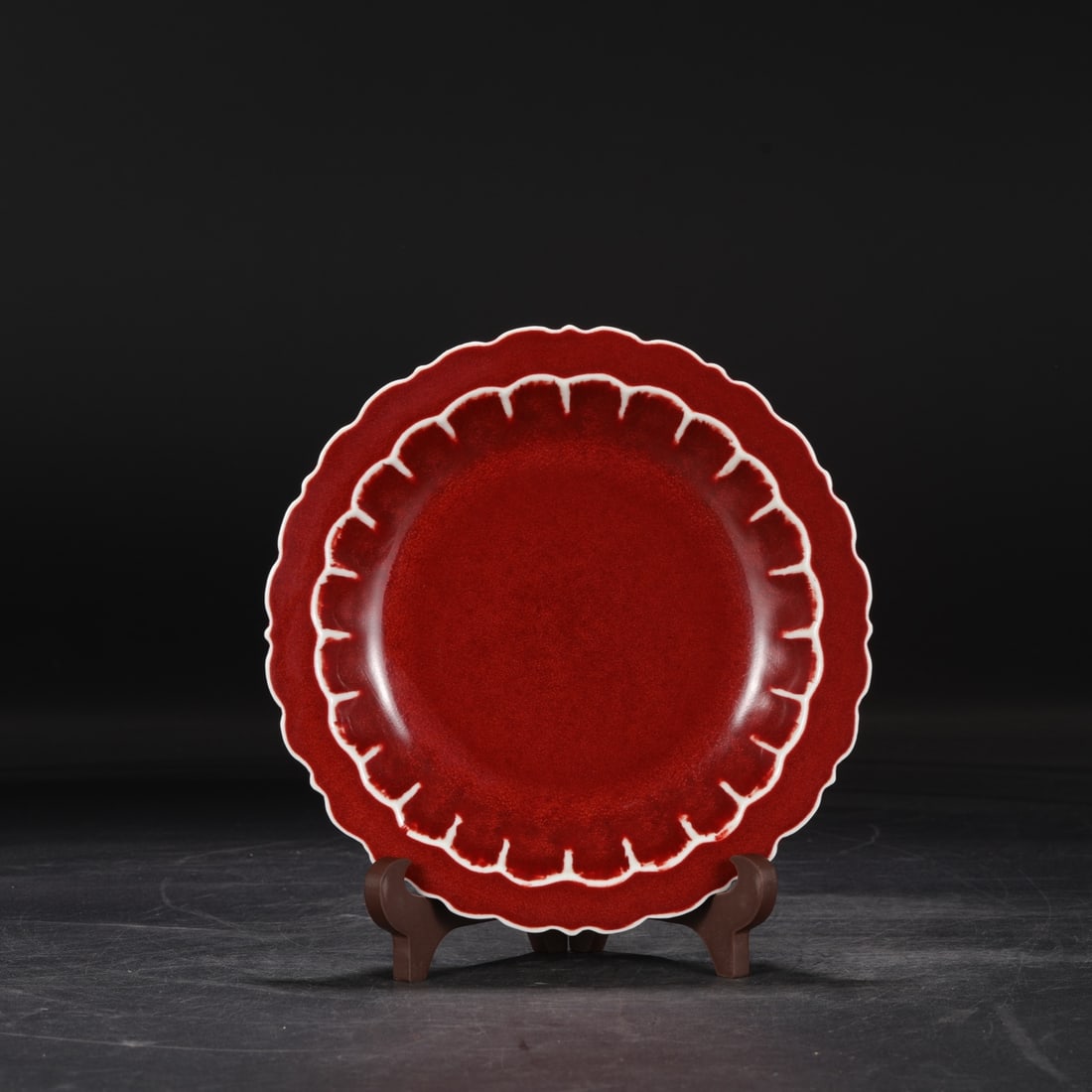 A large Ming dynasty Xuande period gem-red glazed dish with a sunflower-shaped rim, formerly in the: Dimensions: Height 3.5 cm, Diameter 21 cm.