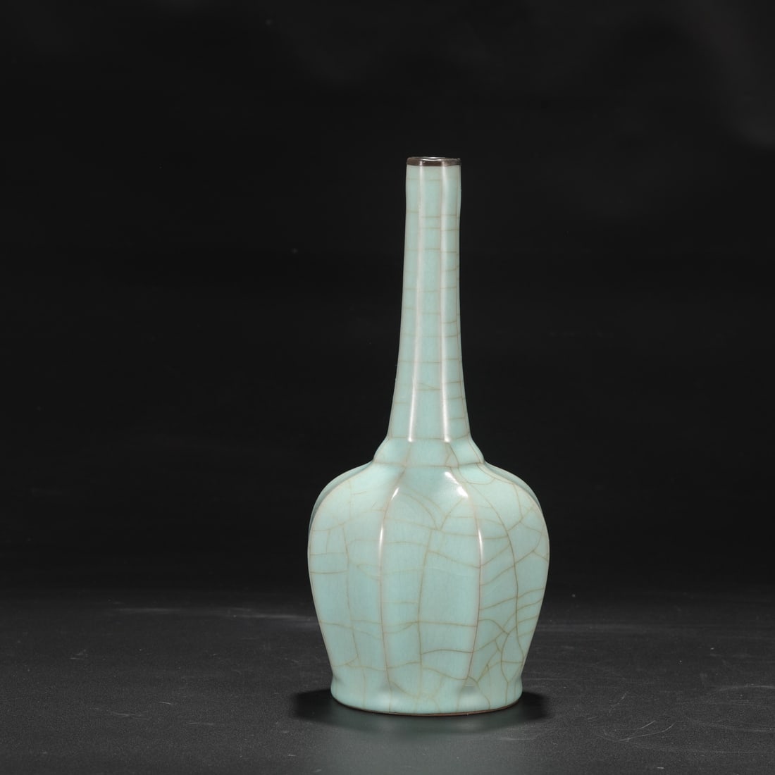 A Southern Song Dynasty official kiln celadon octagonal vase with a silver rim, used in the imperial: Dimensions: Height 30 cm, Mouth diameter 3 cm, Belly diameter 13 cm.