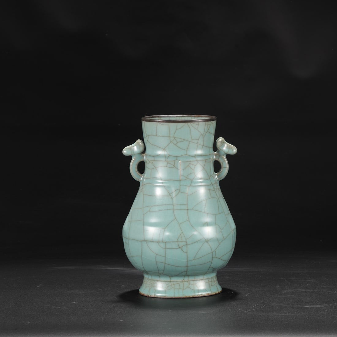 A Southern Song Dynasty official kiln celadon vase with a silver rim and large, lingzhi-shaped: Dimensions: Height 26 cm, Mouth Diameter 11 cm, Belly Diameter 16 cm.