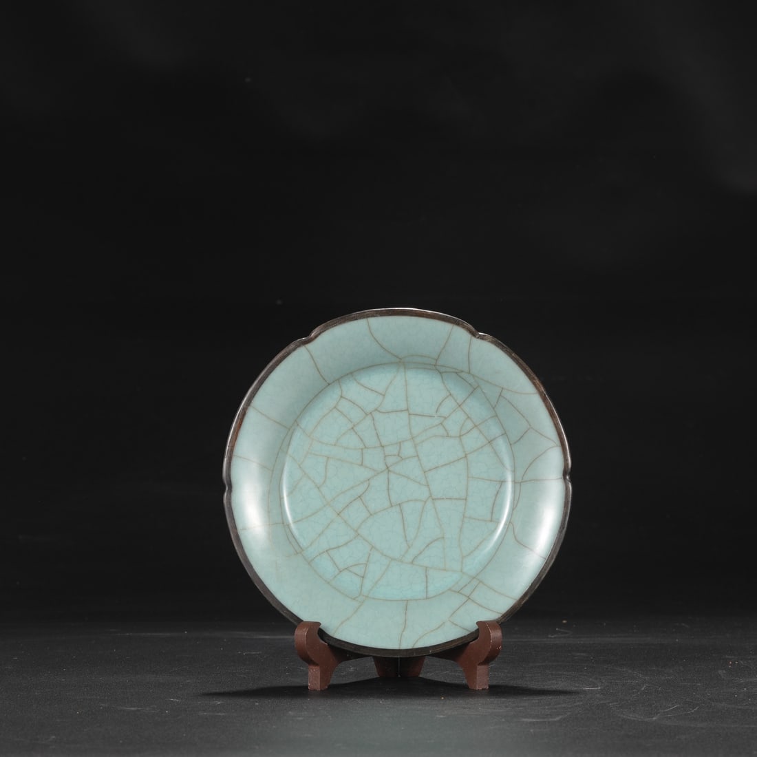 A large celadon-glazed, silver-rimmed, imperial-use dish-washer from the Southern Song Dynasty (Guan: Dimensions: Height 3.5 cm, Diameter 19 cm.