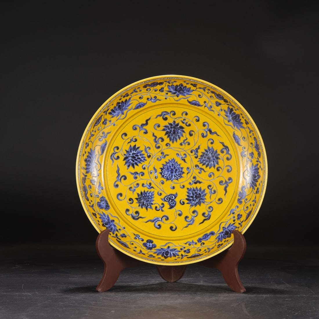 Formerly in the collection, Ming Dynasty Yongle period yellow-ground blue-and-white lotus scroll: Dimensions: Height 7 cm, Diameter 43 cm