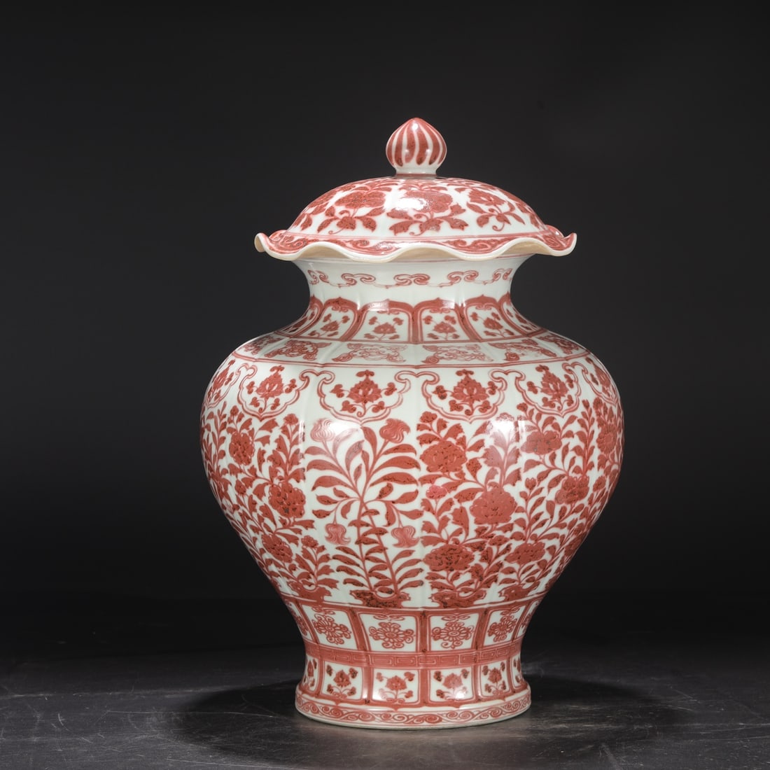 A large covered jar with melon-shaped body and lotus leaf design, formerly from the Hongwu period of: Dimensions: Height 55 cm, Mouth diameter 22.5 cm, Belly diameter 37 cm.
