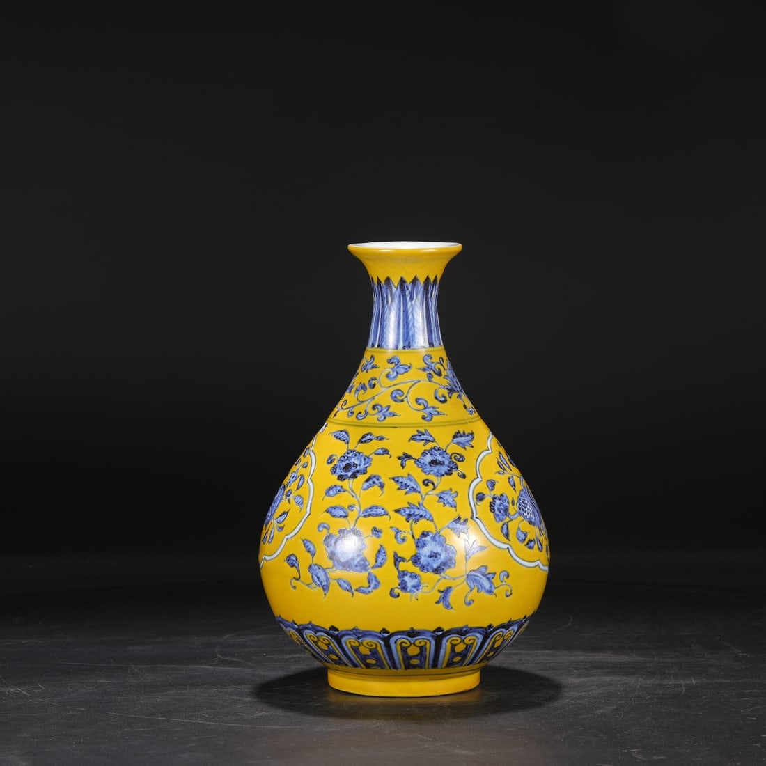 A large Ming Dynasty Yongle period yellow-ground blue-and-white porcelain vase with a design of: Dimensions: Height 33 cm, Mouth diameter 8 cm, Belly diameter 19 cm.
