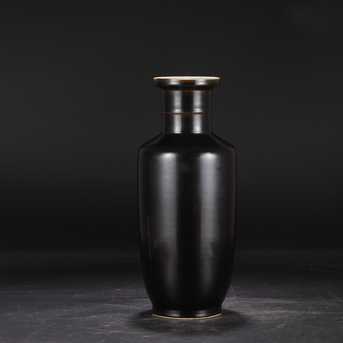 The dimensions of the Qing Dynasty Kangxi period black-glazed large rod-shaped vase: height 41 cm, mouth diameter 11 cm, and belly diameter 16 cm.
