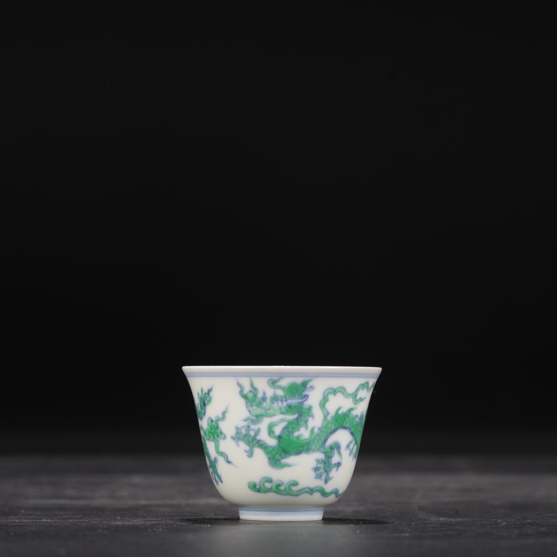 A Ming Dynasty Chenghua period green-glazed dragon and cloud design bell cup, formerly in the: Dimensions: Height 4.5 cm, Mouth diameter 6 cm.