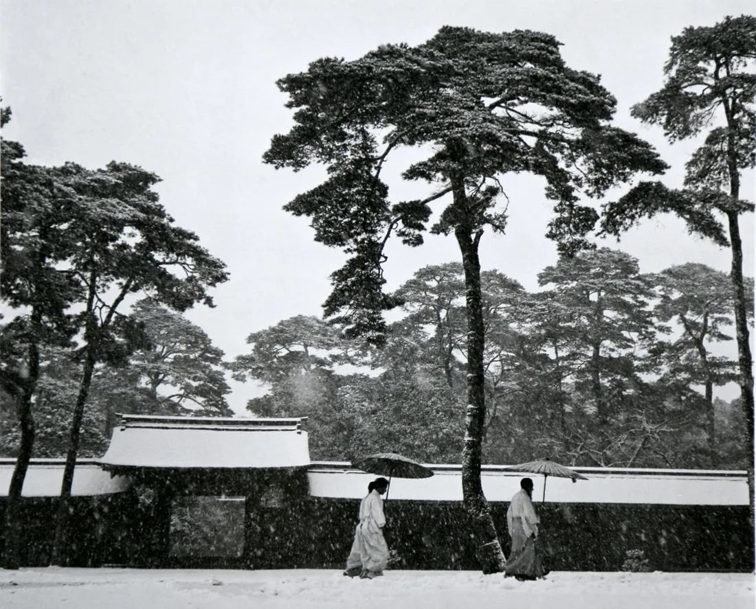 Werner Bischof"Courtyard of the Meiji shrine, 1951"Prinr: Werner Bischof (1916-1954) was a Swiss photographer known for his significant contributions to the field of documentary and photojournalistic photography. He was a member of the renowned Magnum Photos