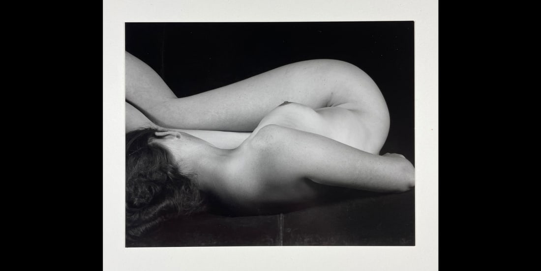 EDWARD WESTON "Nude, 1927Print: Edward Weston was a highly influential American photographer known for his pioneering work in the field of modernist and fine art photography. His nude photography, including the famous "Nude, 1927," 