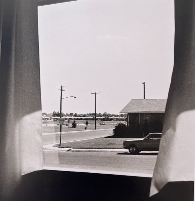Robert Adams "Blick aus dem Vorderfenster" Print.: Robert Adams (1937-1997): Robert Adams was an American photographer who is known for his black-and-white photographs of the American West, particularly the landscapes of Colorado and Oregon. His work