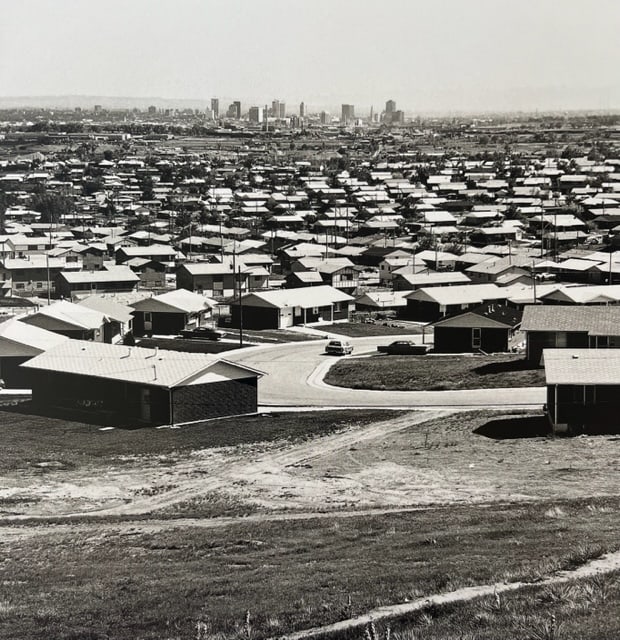 Robert Adams "Das Stadtzentrum" Print.: Robert Adams (1937-1997): Robert Adams was an American photographer who is known for his black-and-white photographs of the American West, particularly the landscapes of Colorado and Oregon. His work
